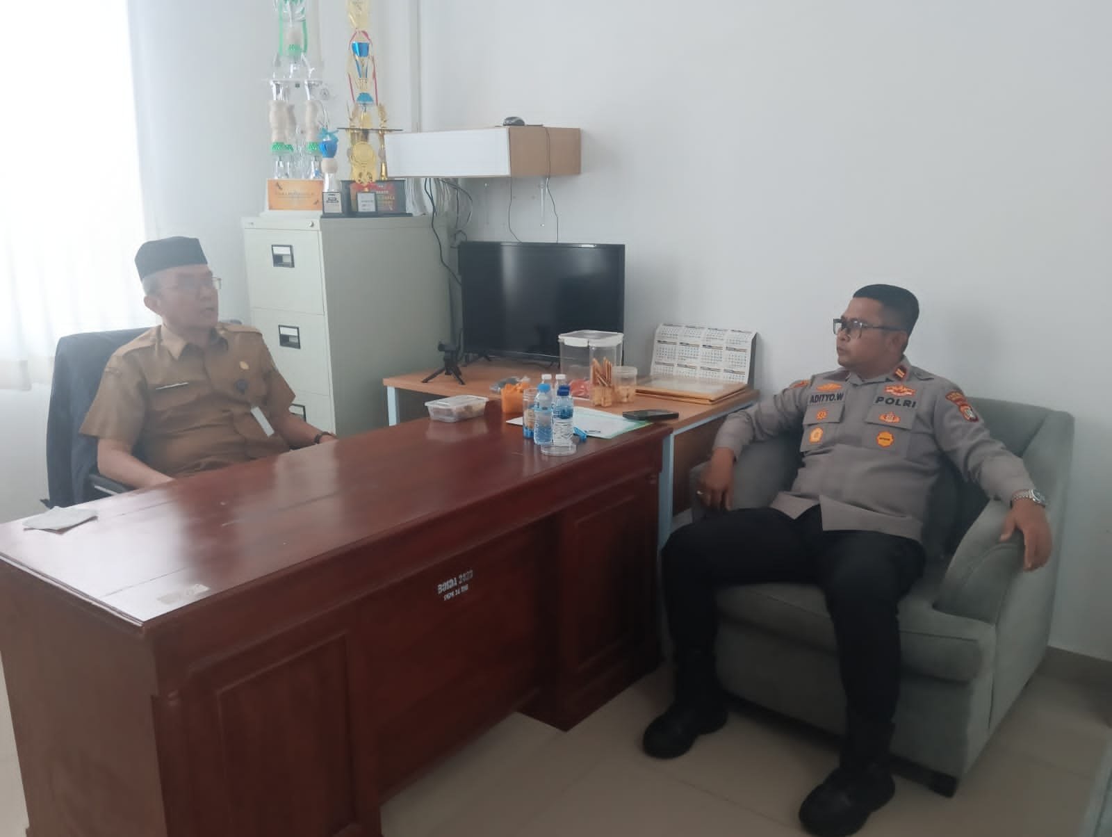 Sinergitas TNI-Polri Kawal PPDB SMPN 34 Cipete Tangerang. - thewasesanews.com