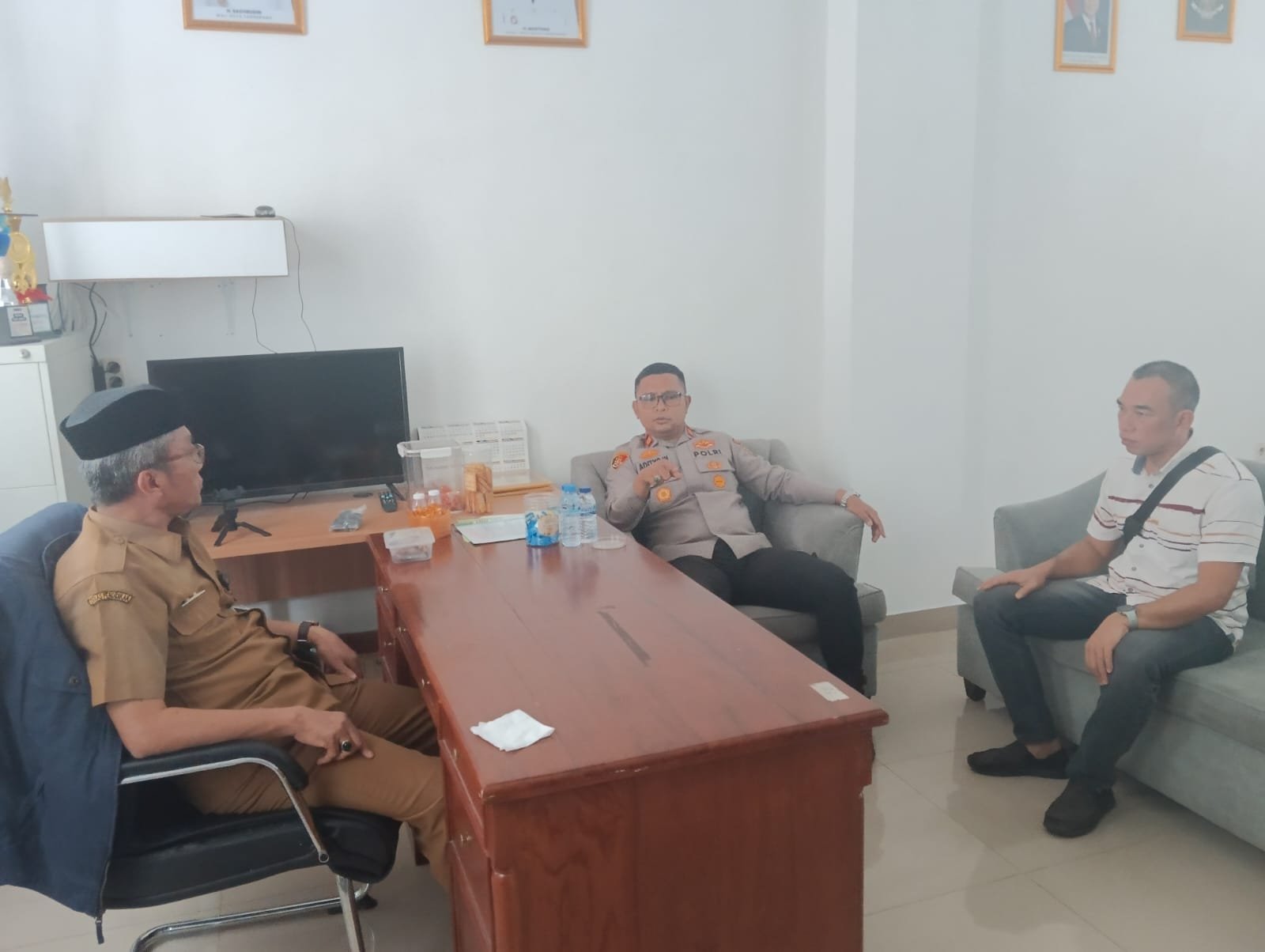 Sinergitas TNI-Polri Kawal PPDB SMPN 34 Cipete Tangerang. - thewasesanews.com