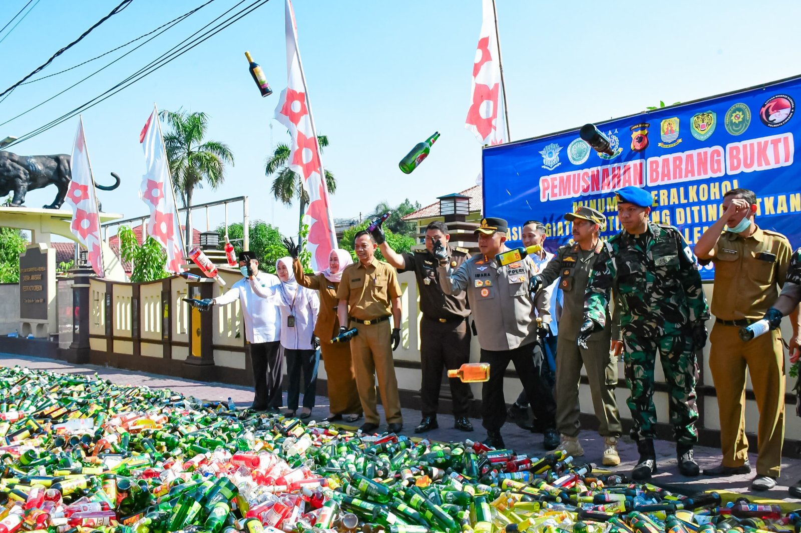 Polresta Cirebon Musnahkan Miras dan Knalpot Brong. - thewasesanews.com