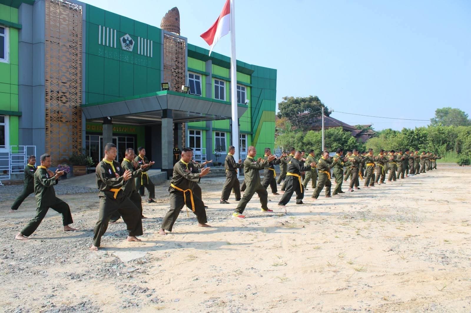 Prajurit Kodim 0411/KM Latihan Silat Militer dan Karate. - thewasesanews.com