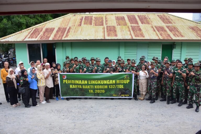 Korem 132/Tadulako dan Warga Gotong Royong Bersihkan Gedung Juang. - thewasedanews.com