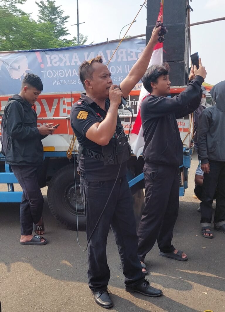 Massa Geruduk Polres Tangsel Terkait Dugaan Kriminalisasi Korban Lakalantas. - thewasesanews.com