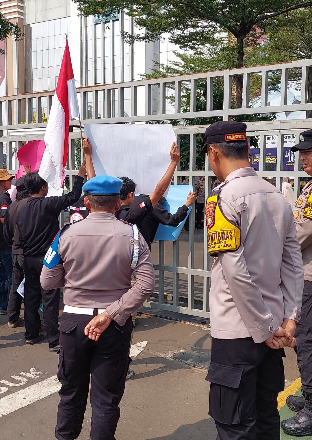 Massa Geruduk Polres Tangsel Terkait Dugaan Kriminalisasi Korban Lakalantas. - thewasesanews.com