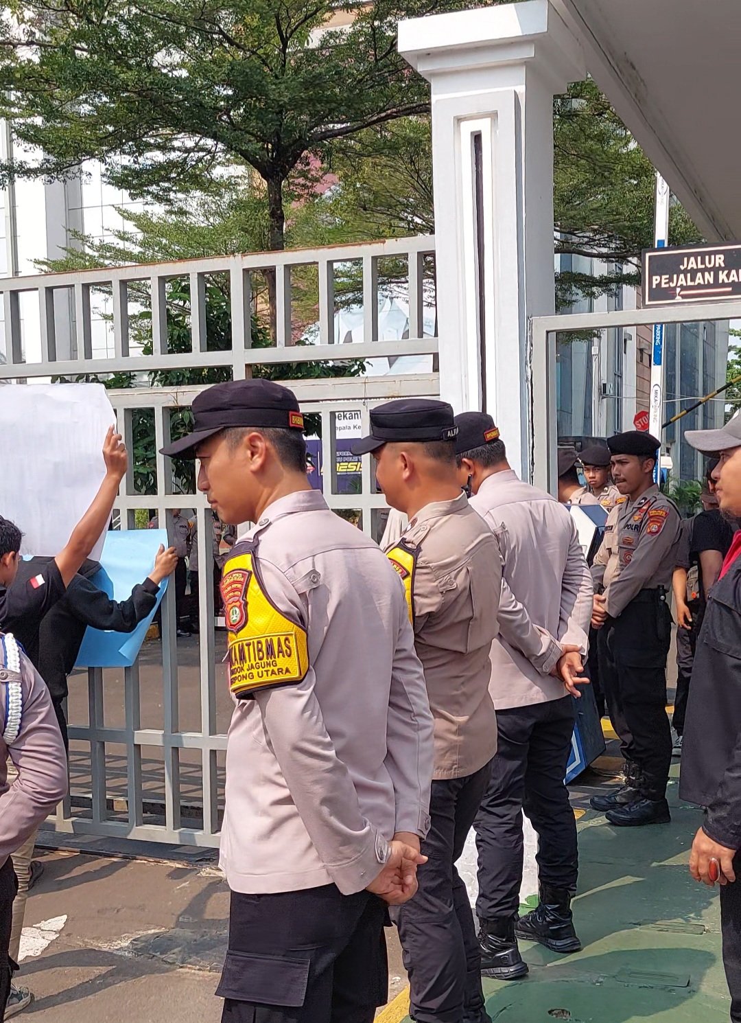 Massa Geruduk Polres Tangsel Terkait Dugaan Kriminalisasi Korban Lakalantas. - thewasesanews.com