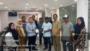 Dinsos Halteng Dampingi Penyaluran Santunan Korban Konflik Patani Barat. - thewasesanews.com