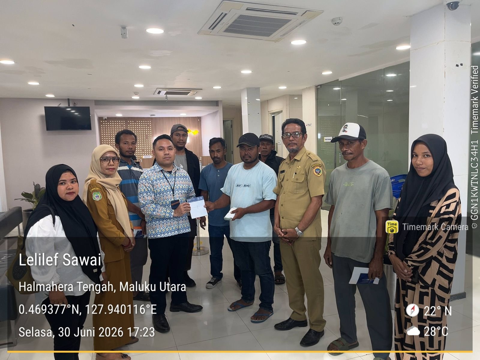 Dinsos Halteng Dampingi Penyaluran Santunan Korban Konflik Patani Barat. - thewasesanews.com