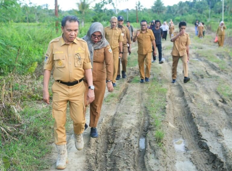 Bupati Ikram Tinjau Infrastruktur Transmigrasi Waleh. - thewasessnews.com