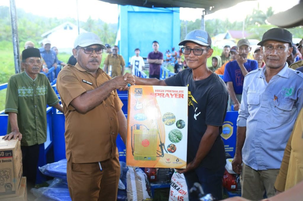 Bupati Ikram Serahkan SHM dan Bantuan Ekonomi Desa Waleh. - thewasesanews.com
