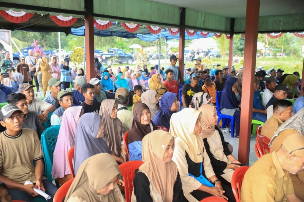 Bupati Ikram Serahkan SHM dan Bantuan Ekonomi Desa Waleh. - thewasesanews.com