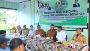 Bupati Ikram Serahkan SHM dan Bantuan Ekonomi Desa Waleh. - thewasesanews.com
