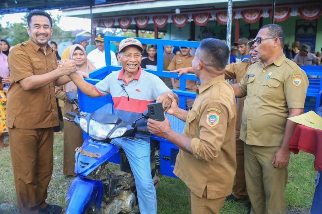 Bupati Ikram Serahkan SHM dan Bantuan Ekonomi Desa Waleh. - thewasesanews.com