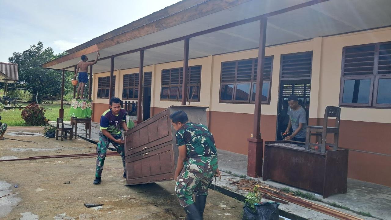 Satgas Yonif 410 Alugoro Rehabilitasi SD Inpres Stenkool 3. - thewasesanews.com