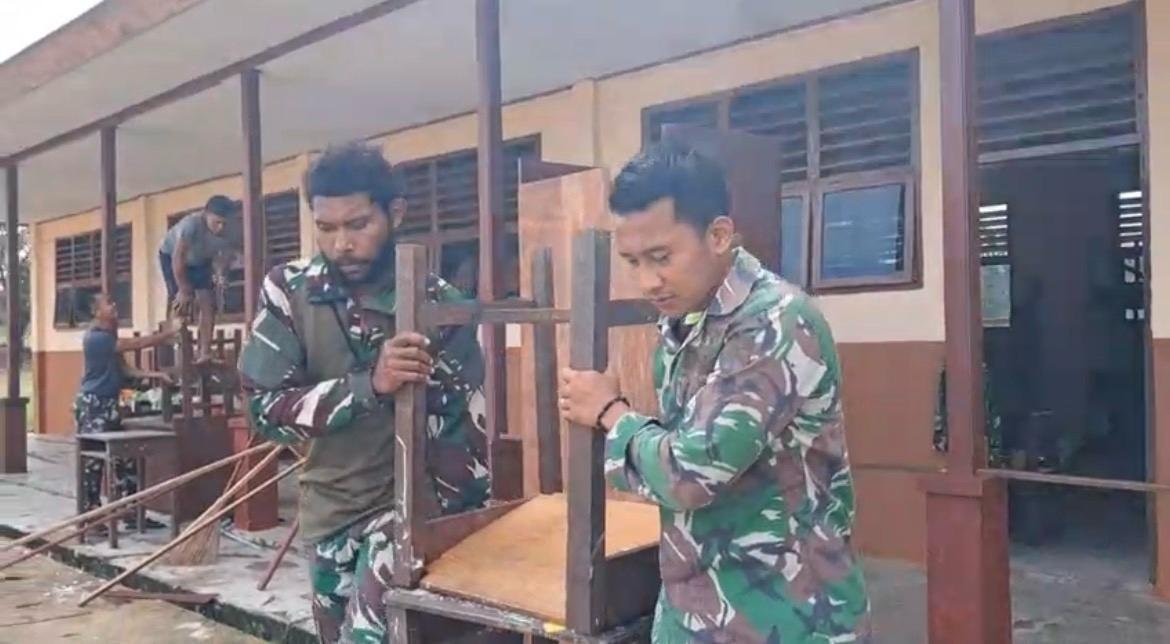 Satgas Yonif 410 Alugoro Rehabilitasi SD Inpres Stenkool 3. - thewasesanews.com