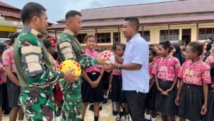 Satgas Yonif 410 Alugoro Rehabilitasi SD Inpres Stenkool 3. - thewasesanews.com