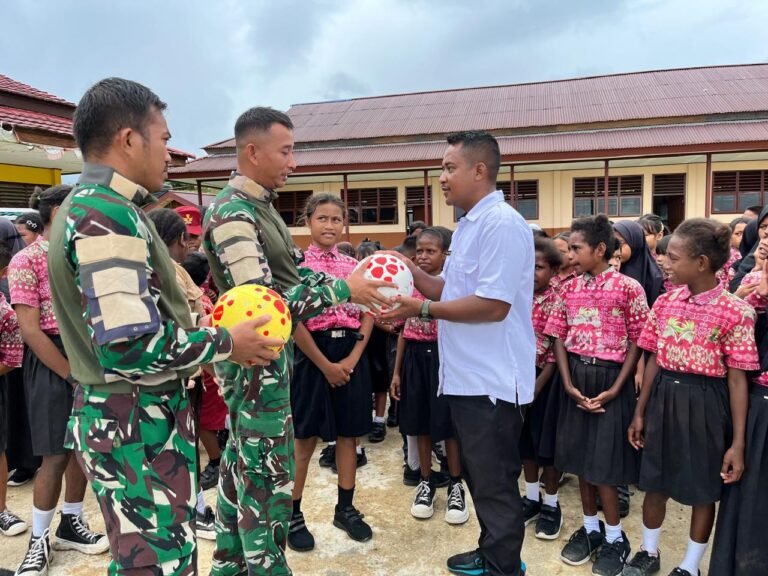 Satgas Yonif 410 Alugoro Rehabilitasi SD Inpres Stenkool 3. - thewasesanews.com
