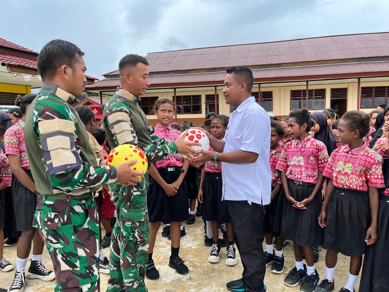 Satgas Yonif 410 Alugoro Rehabilitasi SD Inpres Stenkool 3. - thewasesanews.com