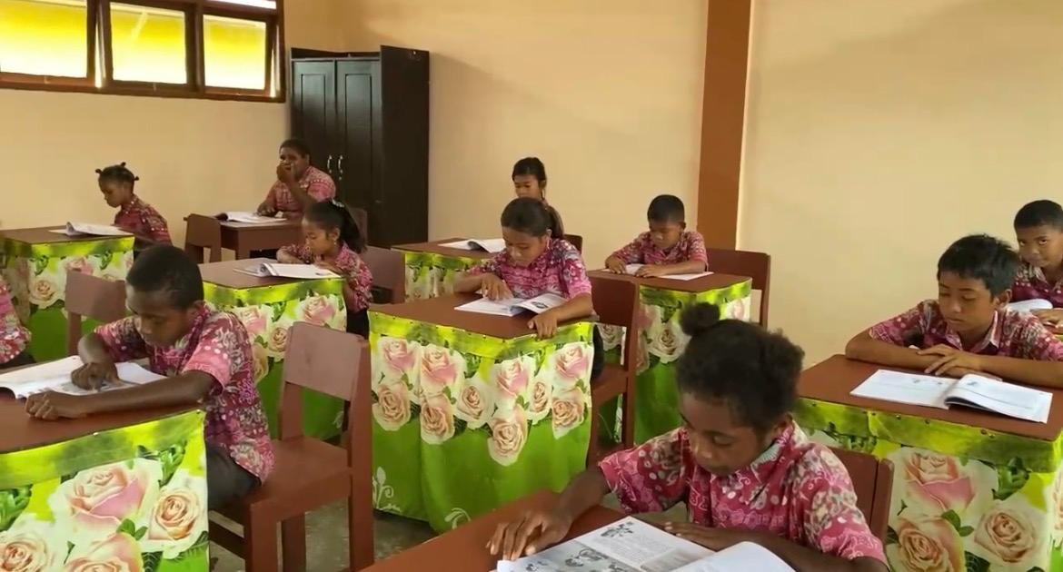 Satgas Yonif 410 Alugoro Rehabilitasi SD Inpres Stenkool 3. - thewasesanews.com