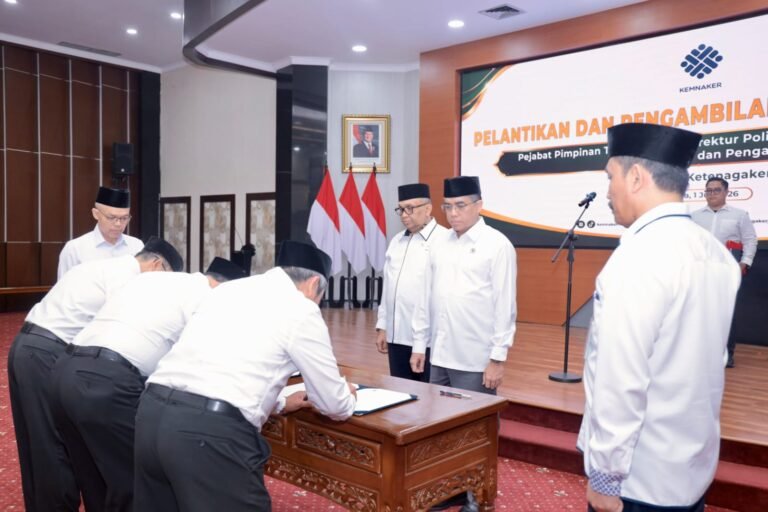 Menaker Yassierli Lantik Pejabat Baru Kemnaker. - thewasesanews.com