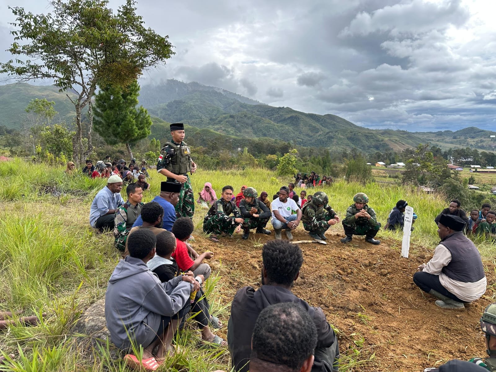 Satgas Yonif 645 Gardatama Yudha Bantu Pemakaman Warga. - thewasesanews.com