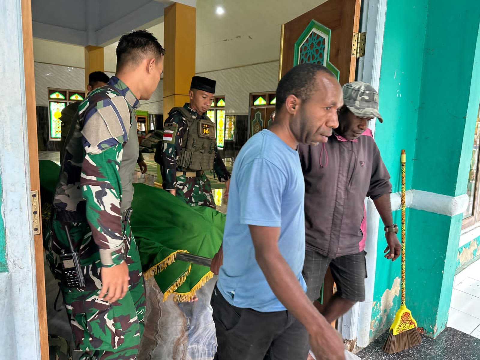 Satgas Yonif 645 Gardatama Yudha Bantu Pemakaman Warga. - thewasesanews.com