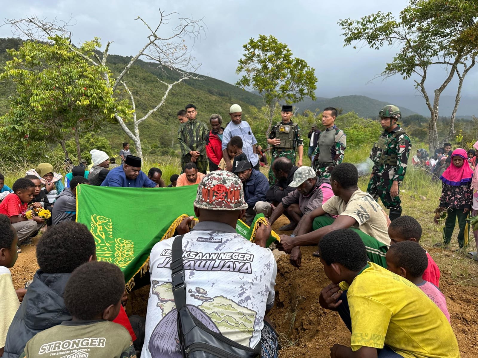 Satgas Yonif 645 Gardatama Yudha Bantu Pemakaman Warga. - thewasesanews.com