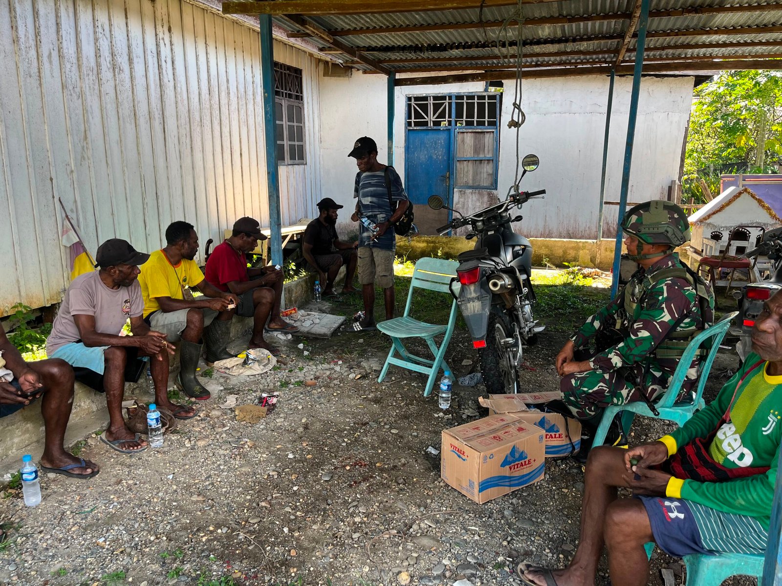 Satgas Yonif 645 Bersihkan Puskesmas Airu Papua. - thewasesanews.com