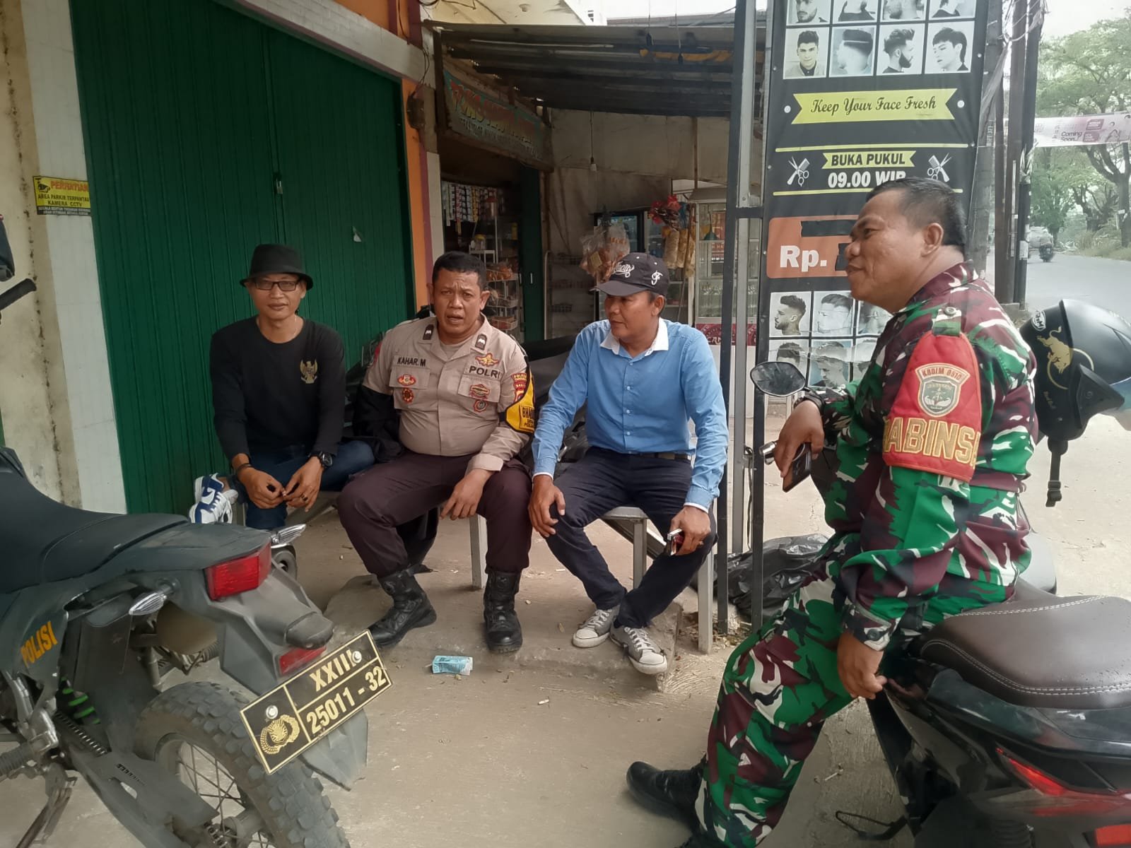 Perkuat Sinergi Jaga Kamtibmas di Pasar Kemis Melalui Patroli. - thewasesanews.com