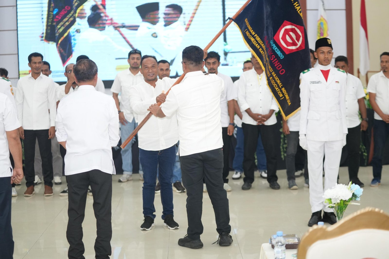 Bupati Lantik Pengurus GAPEKSINDO Halmahera Tengah. - thewasesanews.com