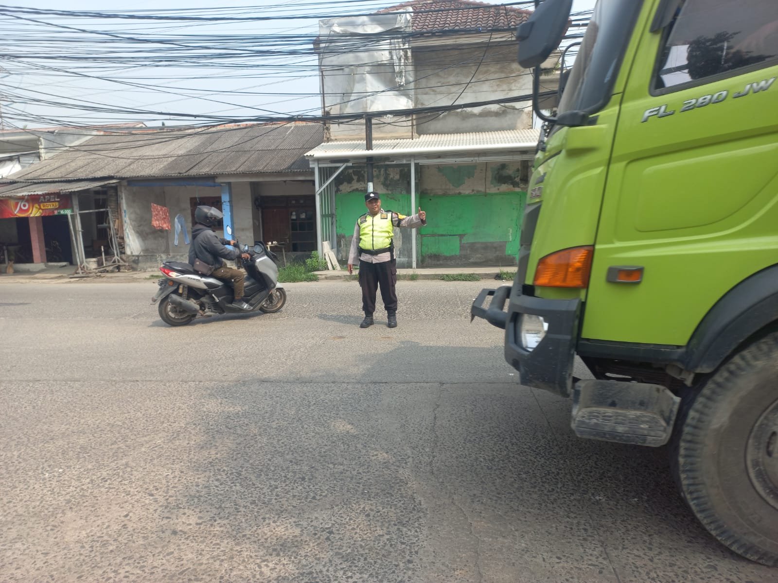 Pengaturan Lalu Lintas Pagi Polsek Pasar Kemis Urai Kemacetan. - thewasesanews.com