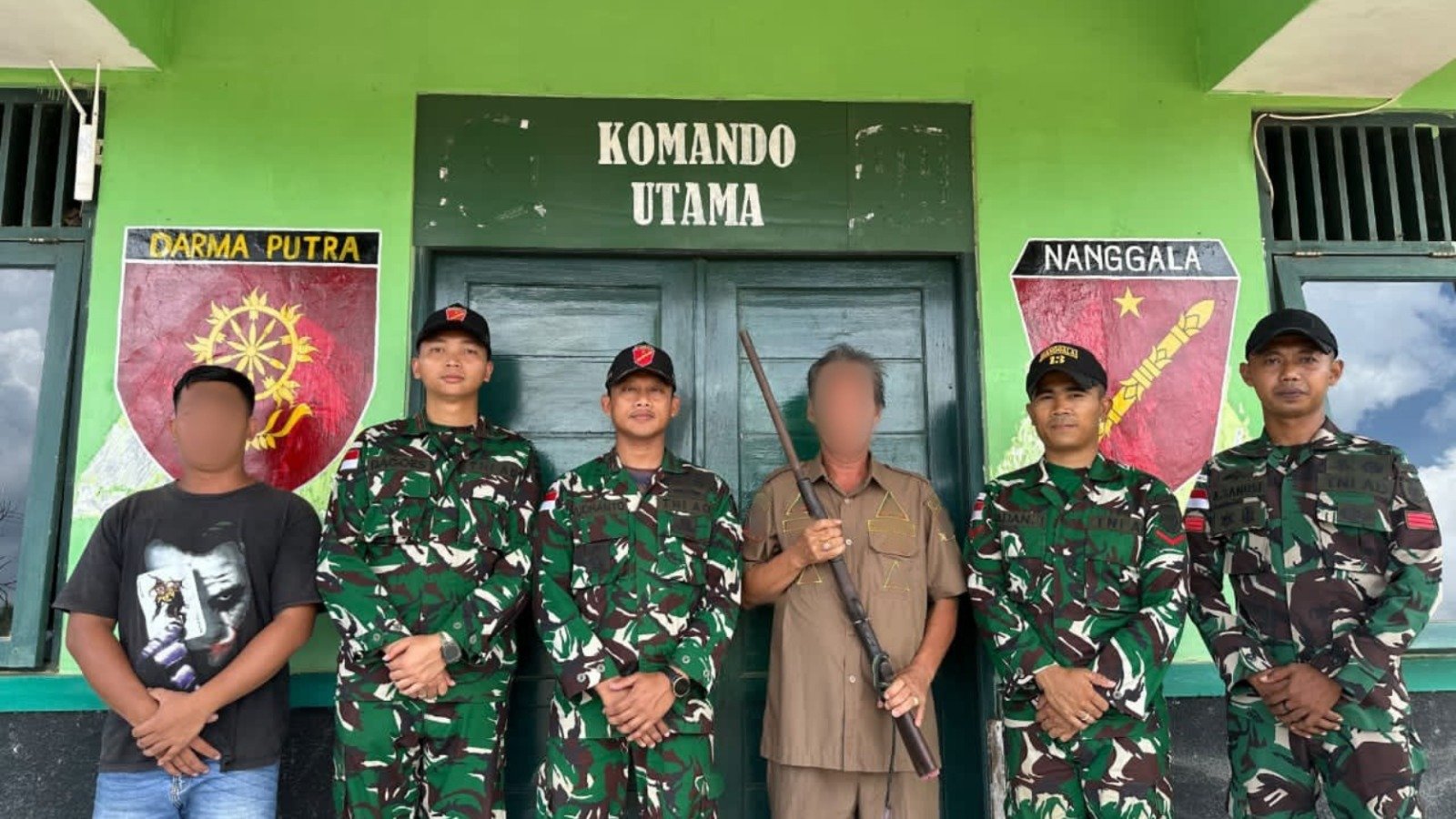 Satgas Pamtas Yonarmed 13 Nanggala Terima Senjata Api Rakitan. - thewasesanews.com