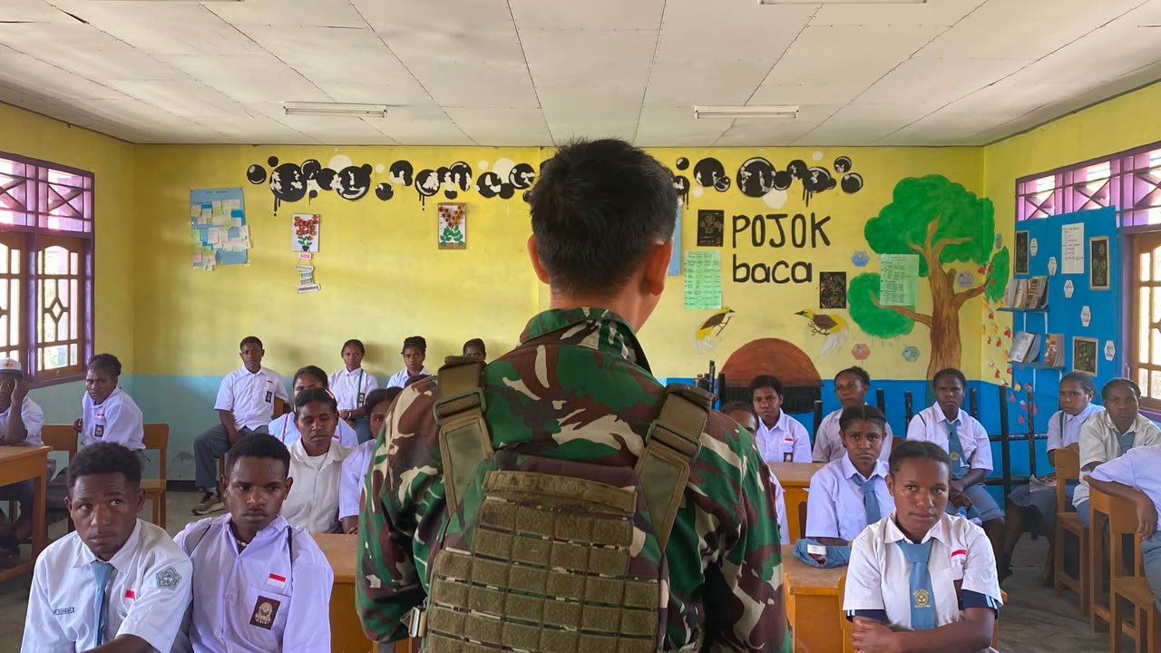 Satgas Yonif 645 Gty Mengajar di Papua. - thewasesanews.com