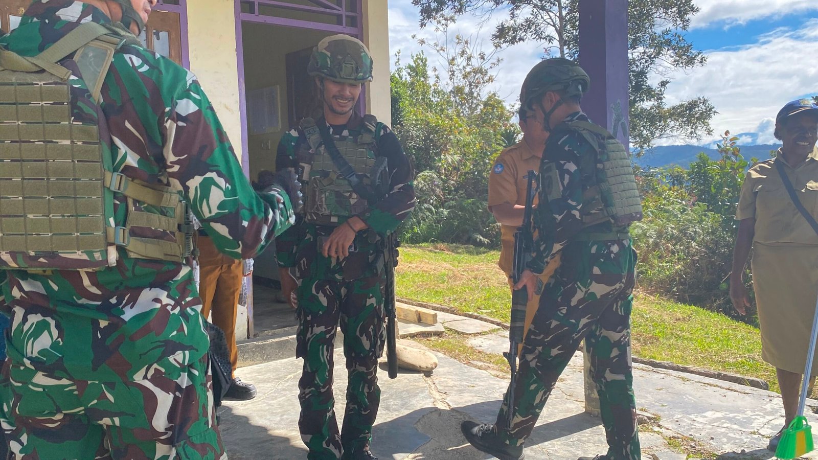 Satgas Yonif 645 Gty Mengajar di Papua. - thewasesanews.com
