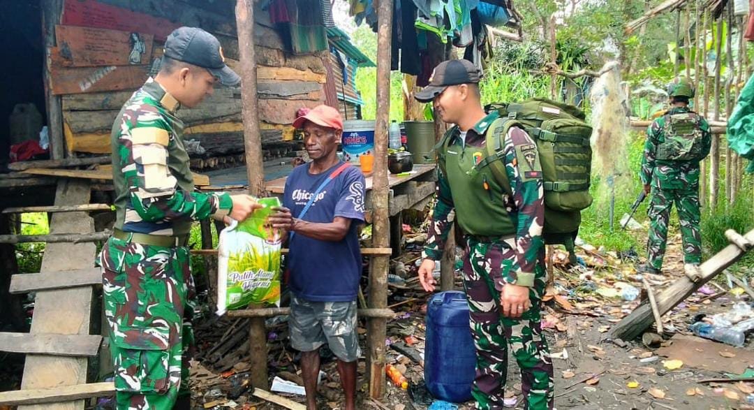 Satgas Yonif 123 Rajawali Salurkan Sembako di Suator. - thewasesanews.com