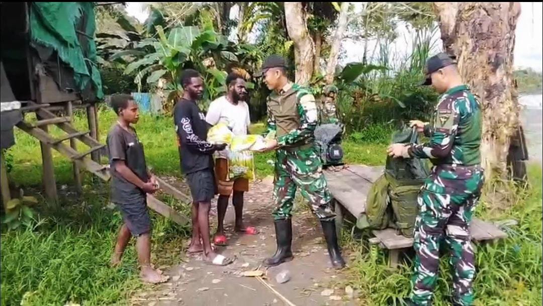 Satgas Yonif 123 Rajawali Salurkan Sembako di Suator. - thewasesanews.com
