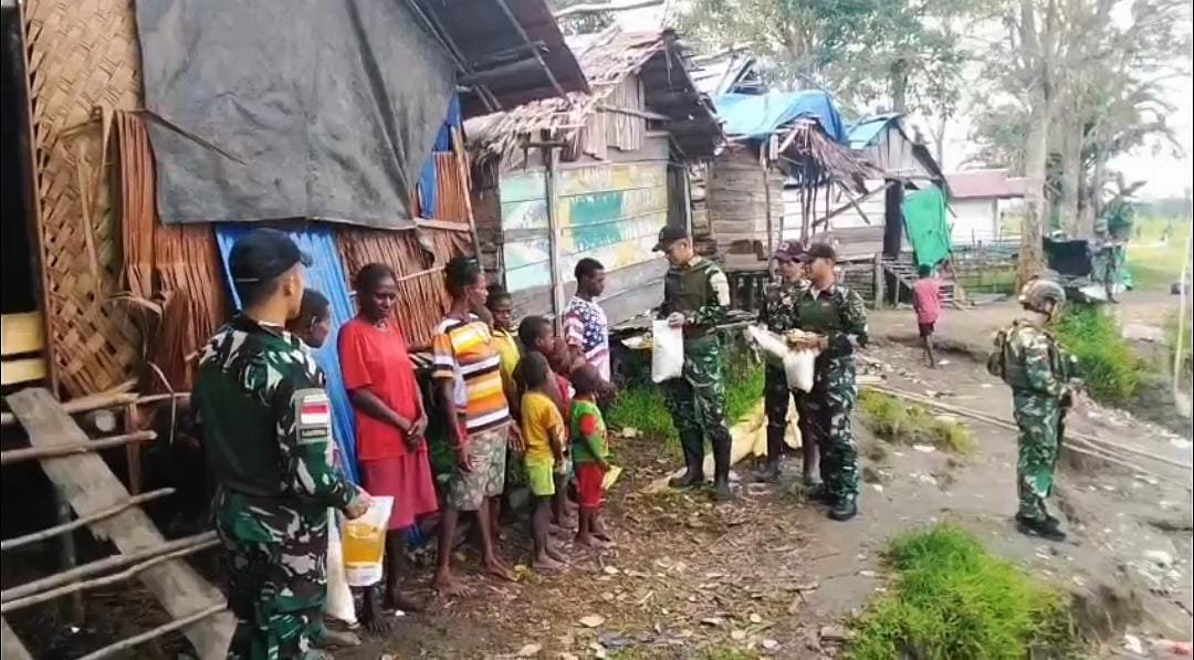 Satgas Yonif 123 Rajawali Salurkan Sembako di Suator. - thewasesanews.com