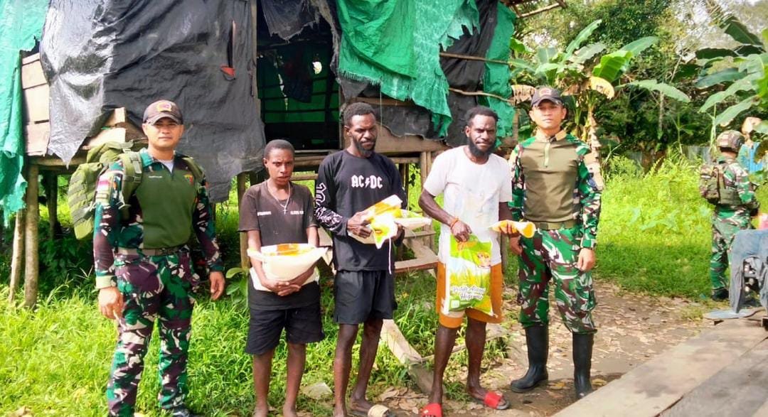 Satgas Yonif 123 Rajawali Salurkan Sembako di Suator. - thewasesanews.com