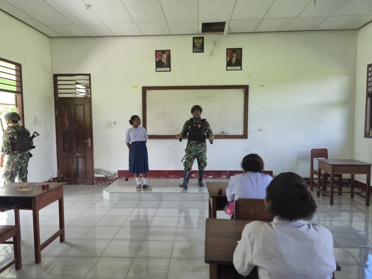 Satgas Yonif 410 Alugoro Mengajar SMPN Naikere. - thewasesanews.com