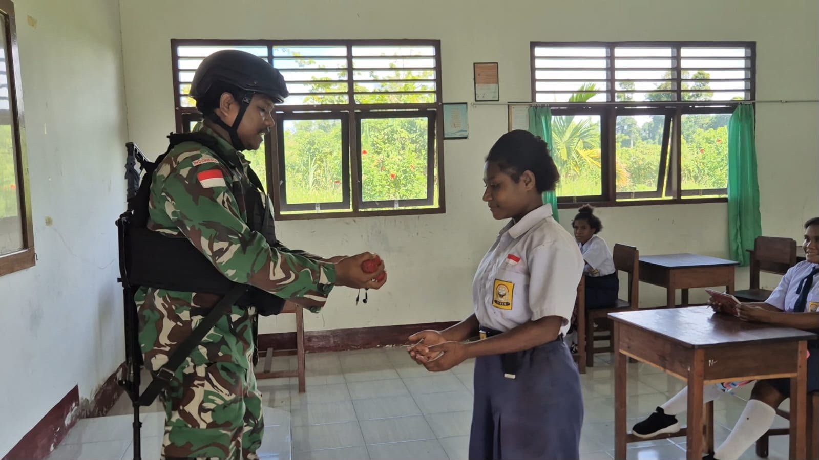 Satgas Yonif 410 Alugoro Mengajar SMPN Naikere. - thewasesanews.com