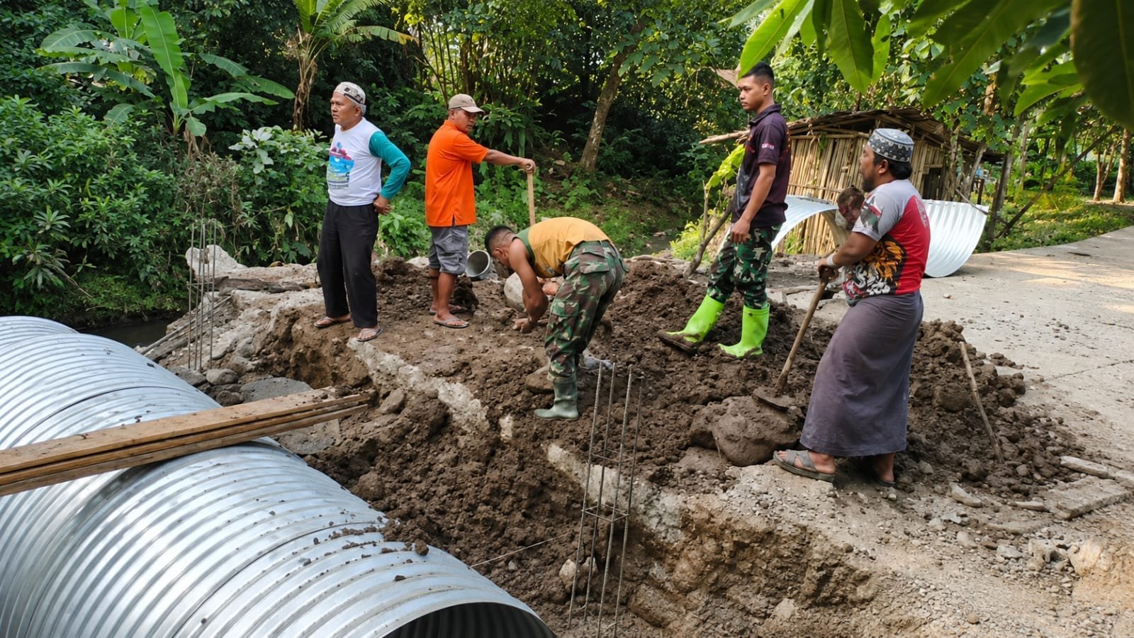 Kodim 0601 Pandeglang Bangun Jembatan Armco Gunung Datar. - thewasesanews.com