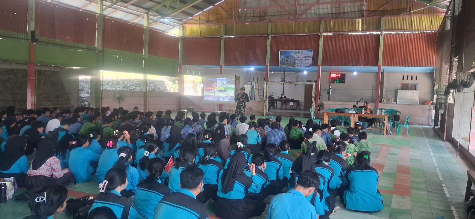 Satgas Yonarmed 19 Tanamkan Wawasan Kebangsaan SMAN 1 Entikong. - thewasesanews.com