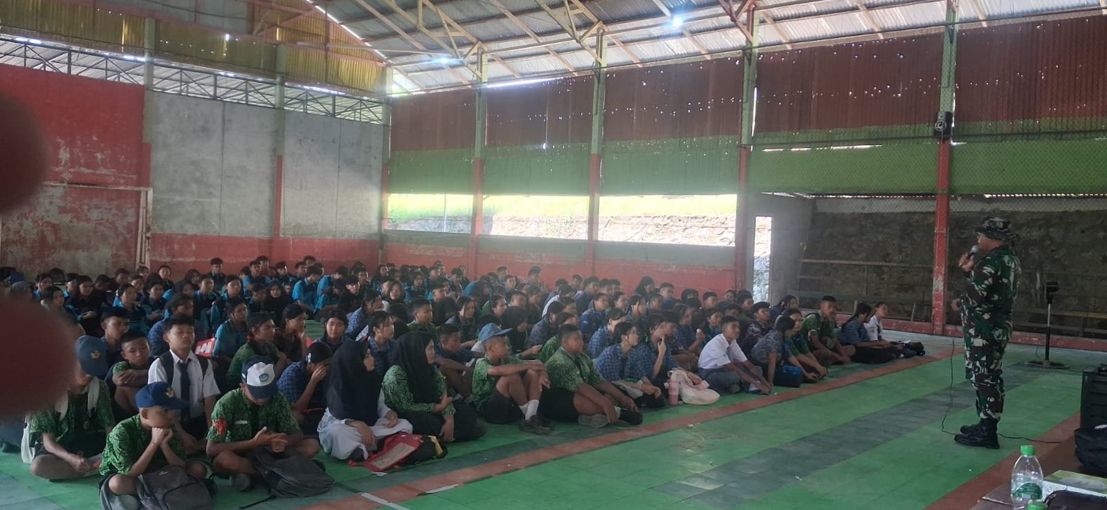 Satgas Yonarmed 19 Tanamkan Wawasan Kebangsaan SMAN 1 Entikong. - thewasesanews.com
