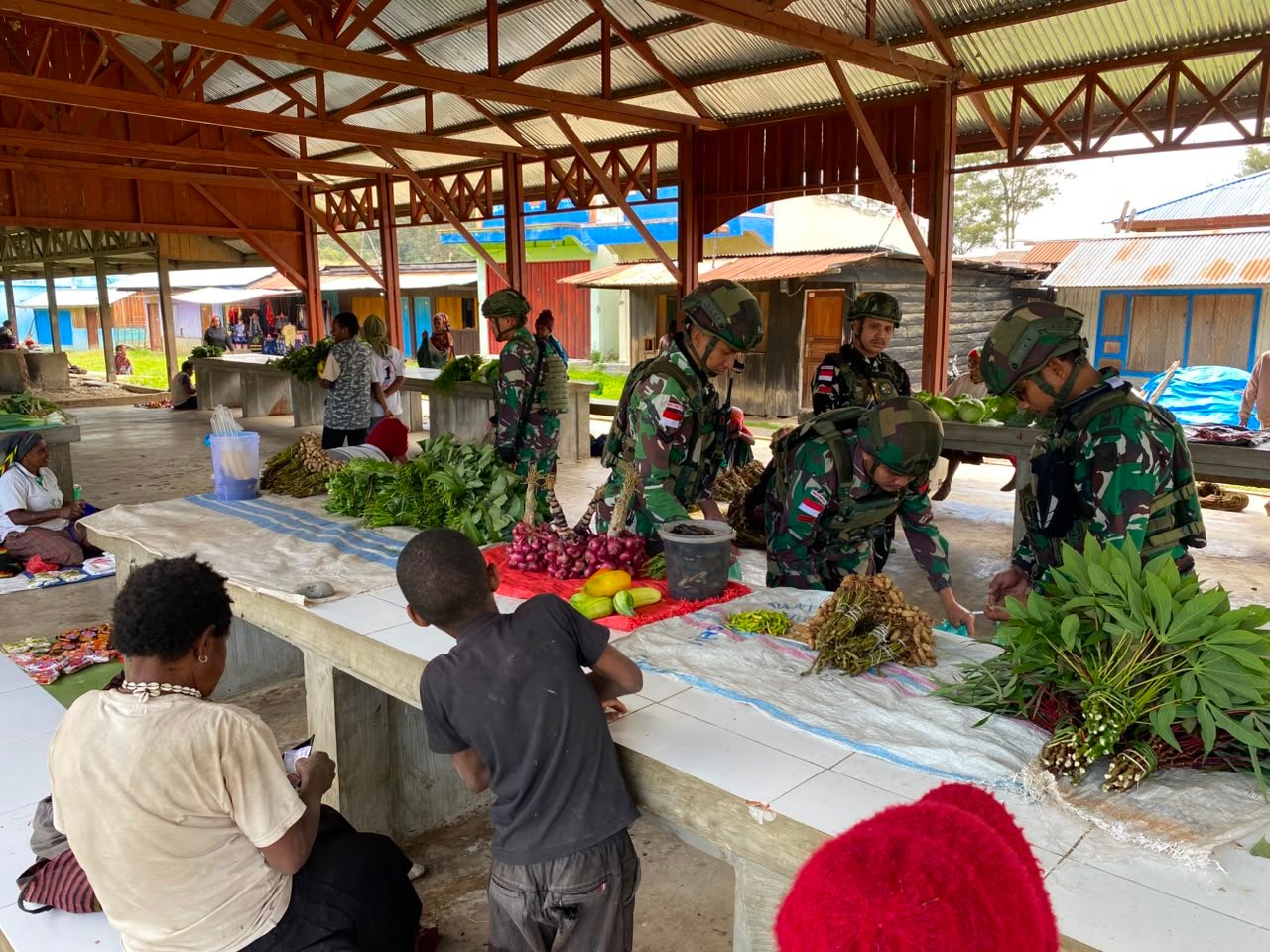 Satgas Yonif 645 GTY Borong Hasil Kebun Warga. - thewasesanews.com