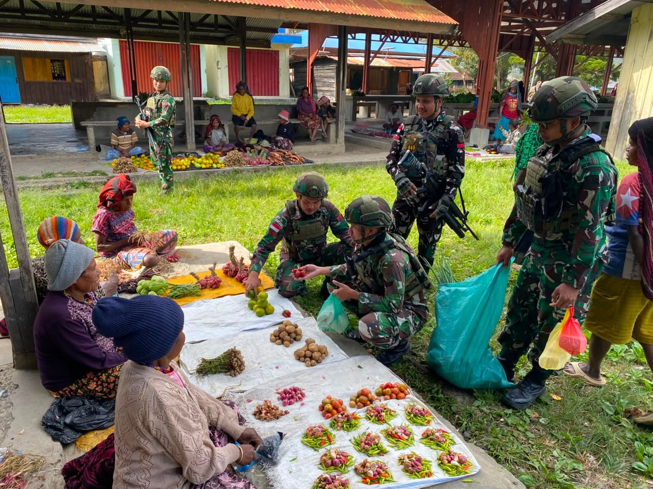 Satgas Yonif 645 GTY Borong Hasil Kebun Warga. - thewasesanews.com