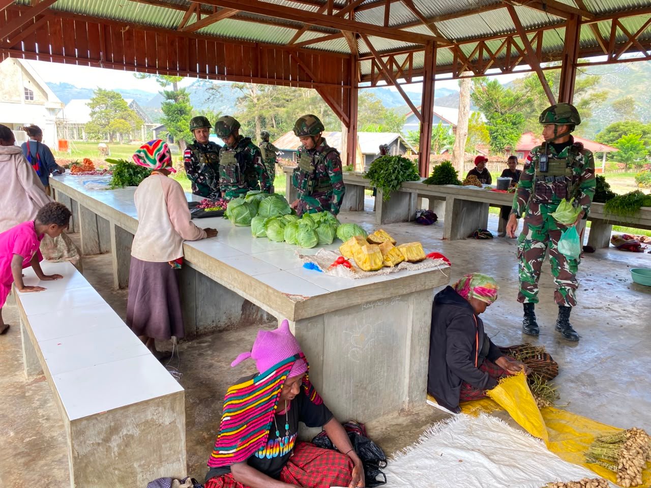Satgas Yonif 645 GTY Borong Hasil Kebun Warga. - thewasesanews.com