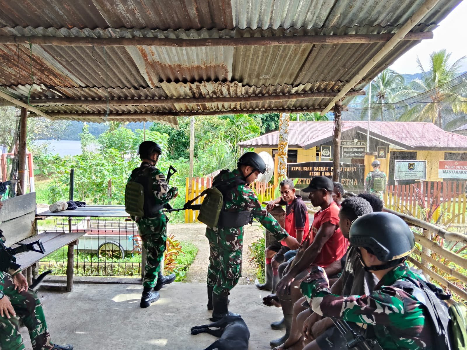 Satgas Yonif 410 ALG Komsos di Teluk Etna Papua Barat. - thewasesanews.com