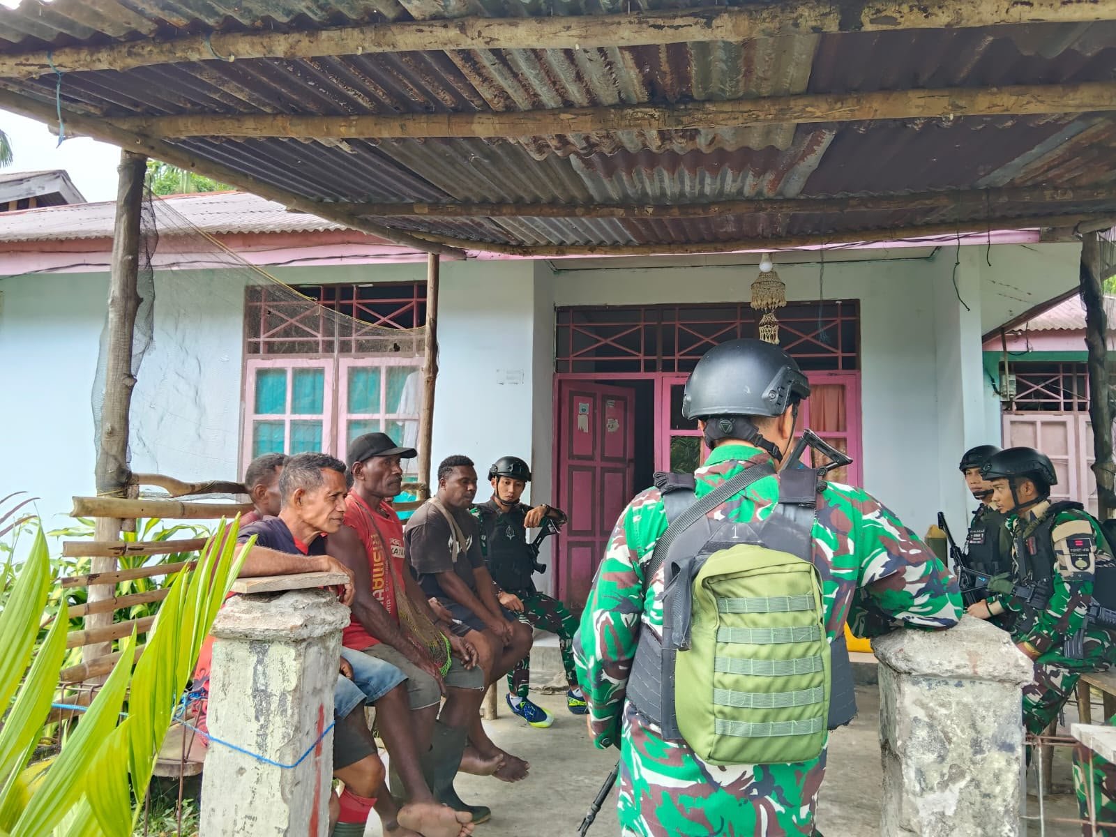 Satgas Yonif 410 ALG Komsos di Teluk Etna Papua Barat. - thewasesanews.com