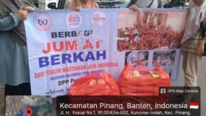 Berbagi Nasi Kotak FWJ Indonesia di Tangerang Kota. - thewasesanews.com