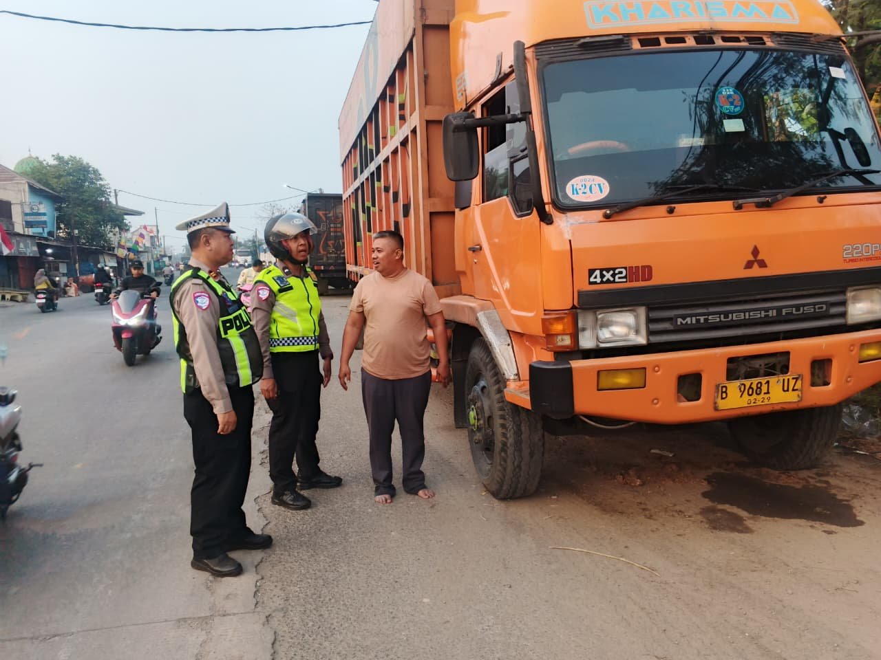 penertiban kendaraan berat di bahu jalan. - thewasesanews.com