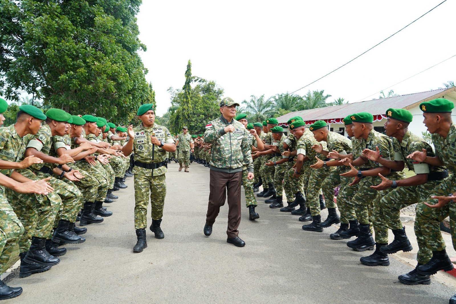 menhan sjafrie sjamsoeddin tinjau yonif tp 902 spg. - thewasesanews.com