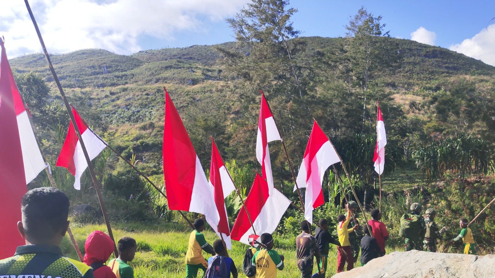satgas yonif 645 kibarkan merah putih bukit walesi. - thewasesanews.com
